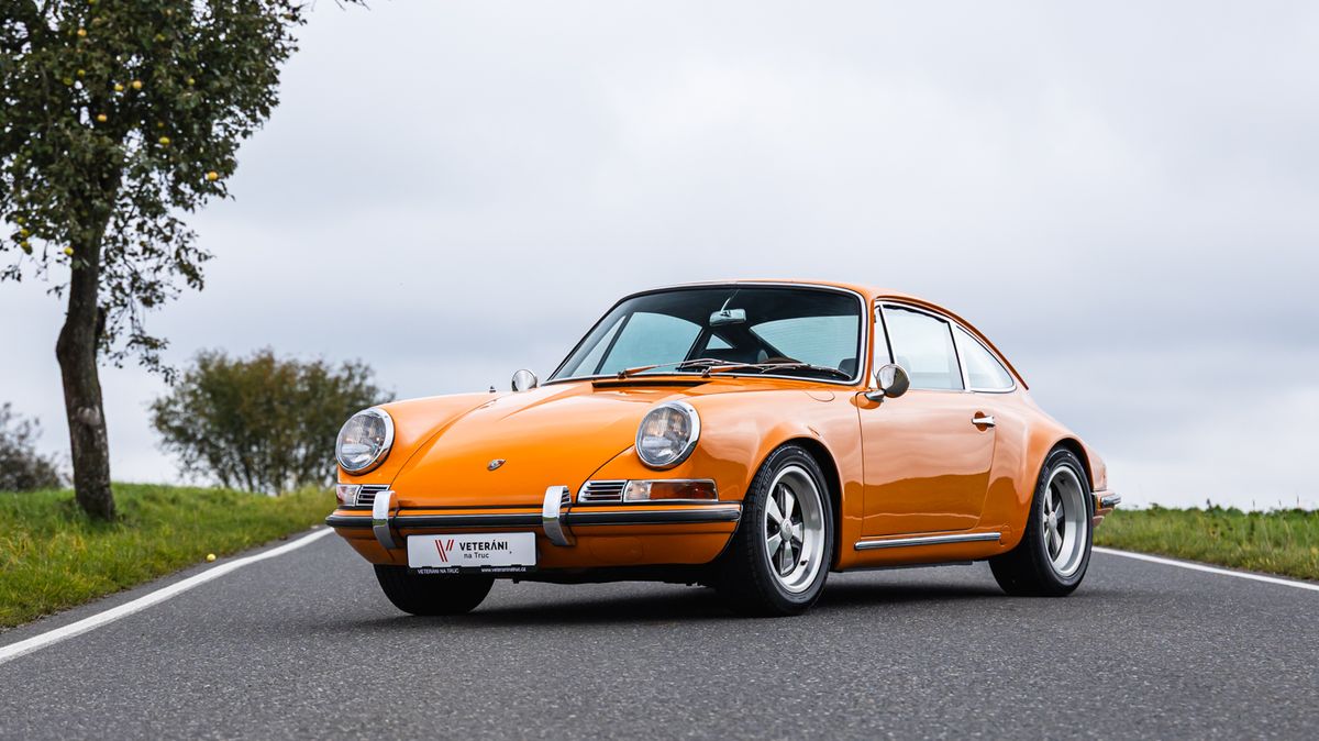 Klasické Porsche 911 může mít spoustu podob: Třeba jako tento decentně upravený a výrazně oranžový kousek